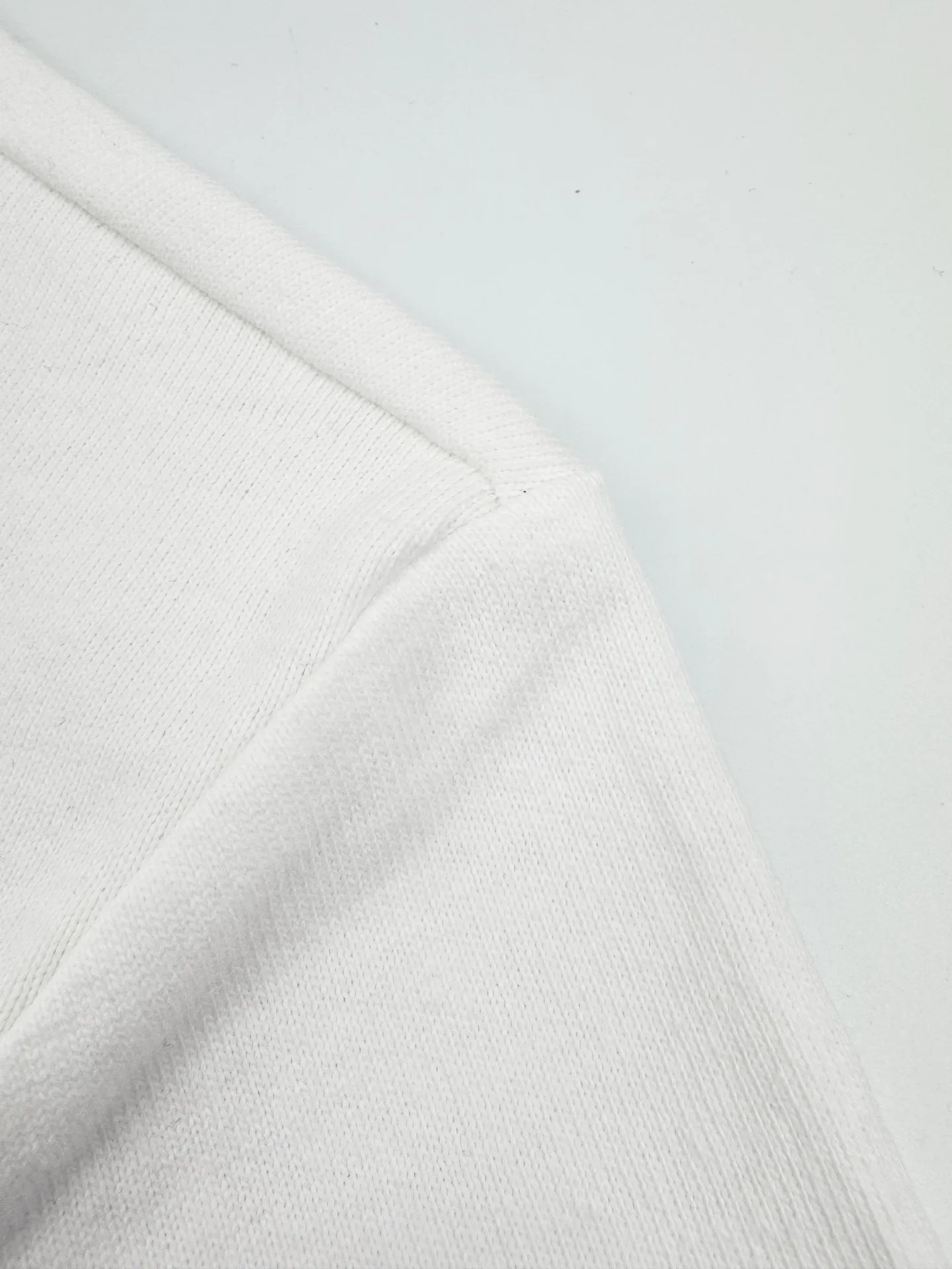 P190 Ralph Lauren logo embroidered short sleeves. Customized cotton and linen soft plain fabric. It feels delicate and comfortable against the skin. It is dressed in pure white and exudes innate elegance. The exquisite indigo pony logo is embellished with it. It is highly recognizable. It brings an atmosphere of freedom and vitality. A symphony of pure and smart colors. It outlines a high-end silhouette with extreme simplicity. It becomes the smart focus of the vision and demonstrates taste in silence. Craftsmanship 1: Adopting imported machine embroidery technology and using advanced computer control systems and precision mechanical components to achieve the iconic pony embroidery operation with high precision and smooth and delicate lines. Process 2: The fabrics are washed and have a better hand feel. Not easy to deform, not easy to shrink, not easy to fade, and maintain long-term beauty. Accessories: Customized 1:1 Ralph Lauren trademark. Version: Fitted version. Size: S M L XL. Style number: CC933.